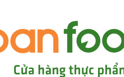 Nhân viên bán hàng thực phẩm tại cửa hàng